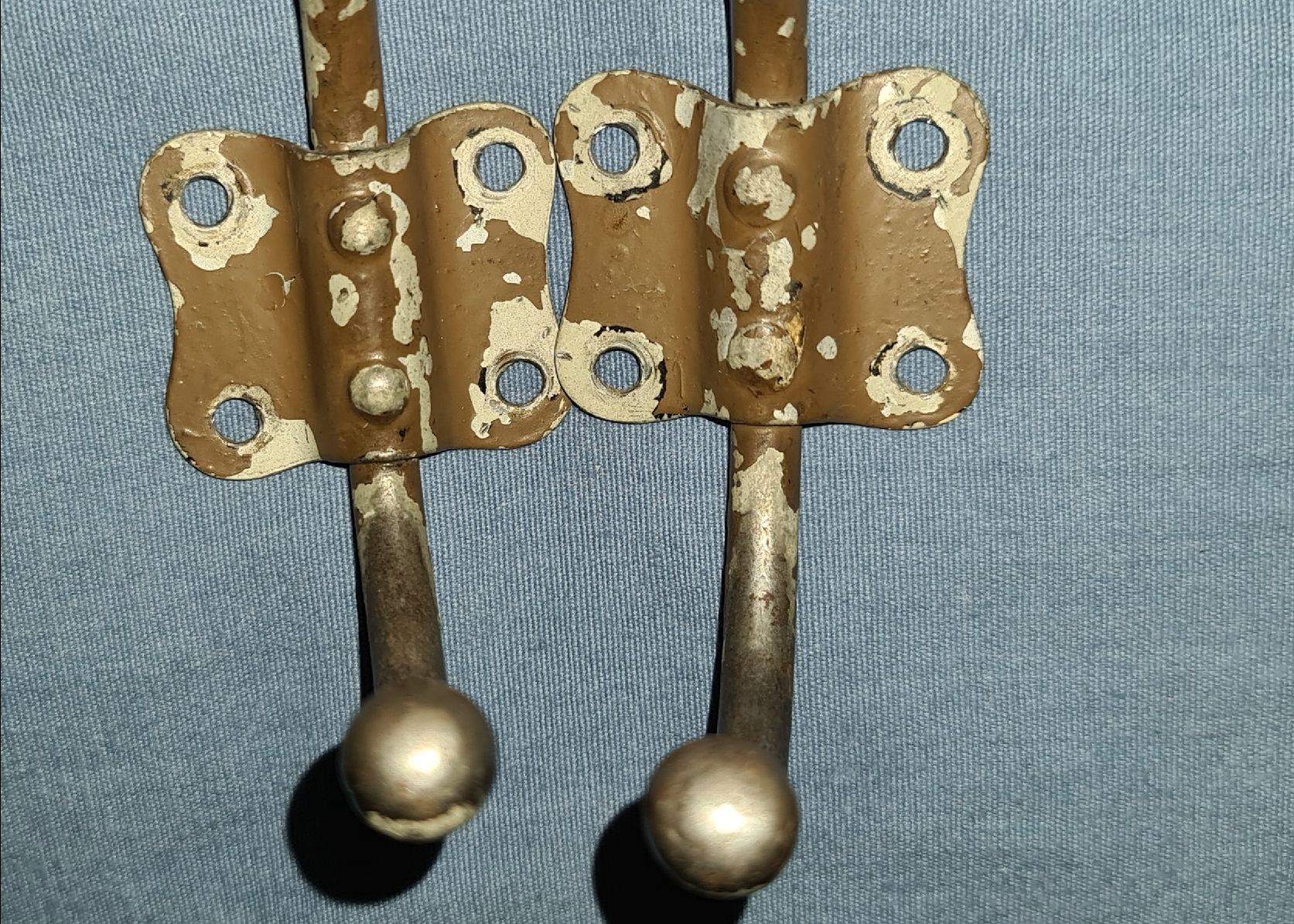 Ferramenta: crochets à habits / deux pièces – Usato da Cortaillod venduto da signep 2
