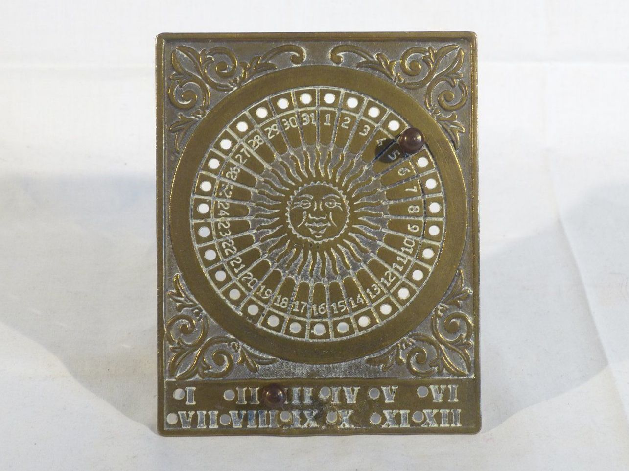 Calendari: ewiger Kalender aus Messing mit Sonnenmotiv – Nuovo (secondo la descrizione) da Zürich venduto da botschinski 1