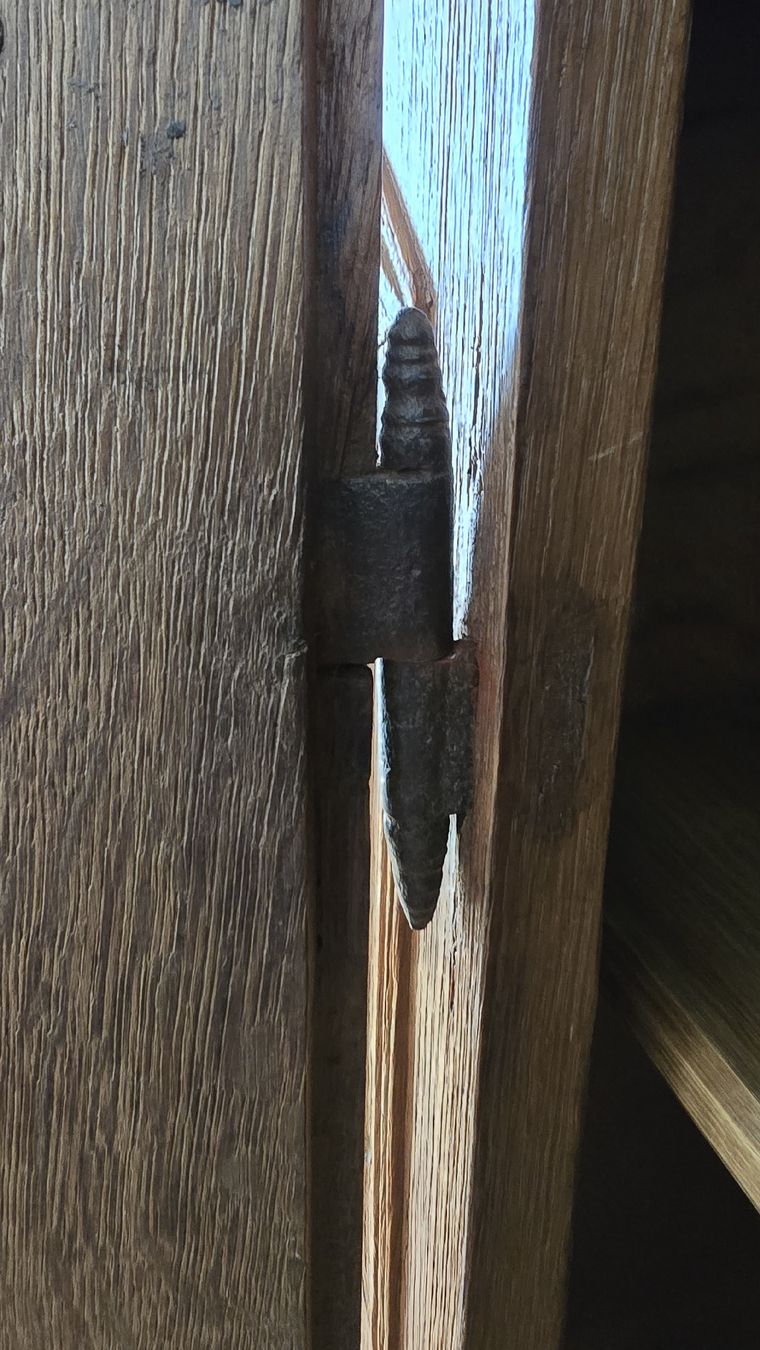 Armadi: Massiver alter  Holz Schrank  – Usato da wallisellen venduto da funkelsternchen5 7