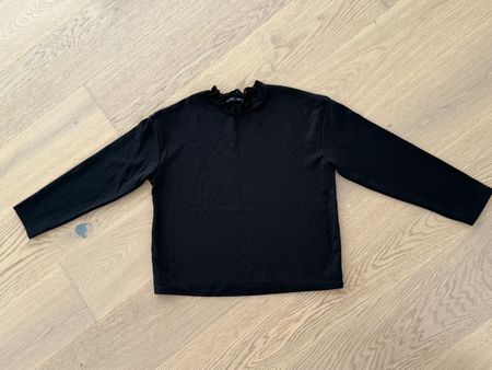 Schwarzes ZARA Langarmshirt mit Rüschenkragen, Grösse S
