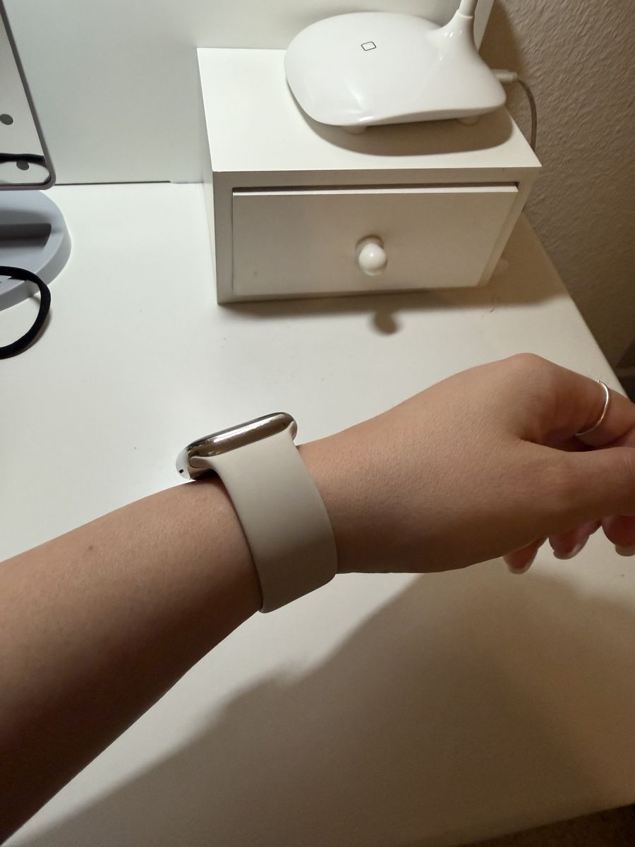 Apple Smartwatch: Apple Watch Series 8 Starlight, silber. – Usato da Luzern venduto da Lorena.haj 8