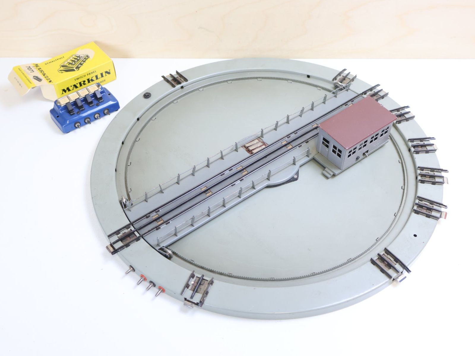 Märklin Modelleisenbahnen: Märklin Elektro Drehscheibe 7186  - H0 – Gebraucht aus Winterthur von Monstera 1