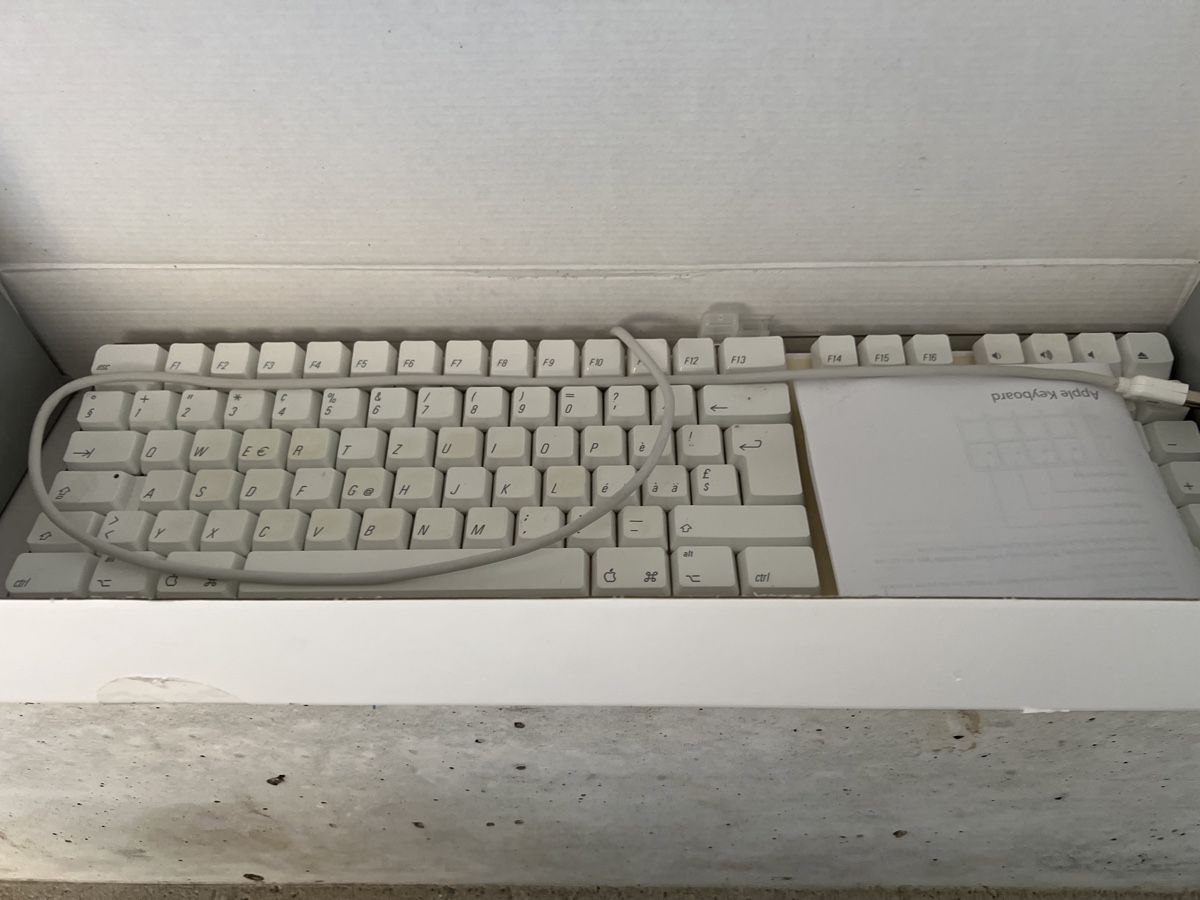 Apple Tastaturen: Apple Tastatur CH A1048 EMC 1944 USB  – Gebraucht aus Mülligen von  1