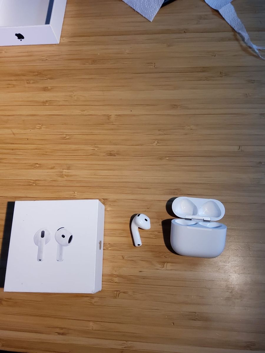 Apple Ladegeräte: AirPods 4 , case et Écouteur gauche  – Gebraucht aus Sierre von kad_2vx8