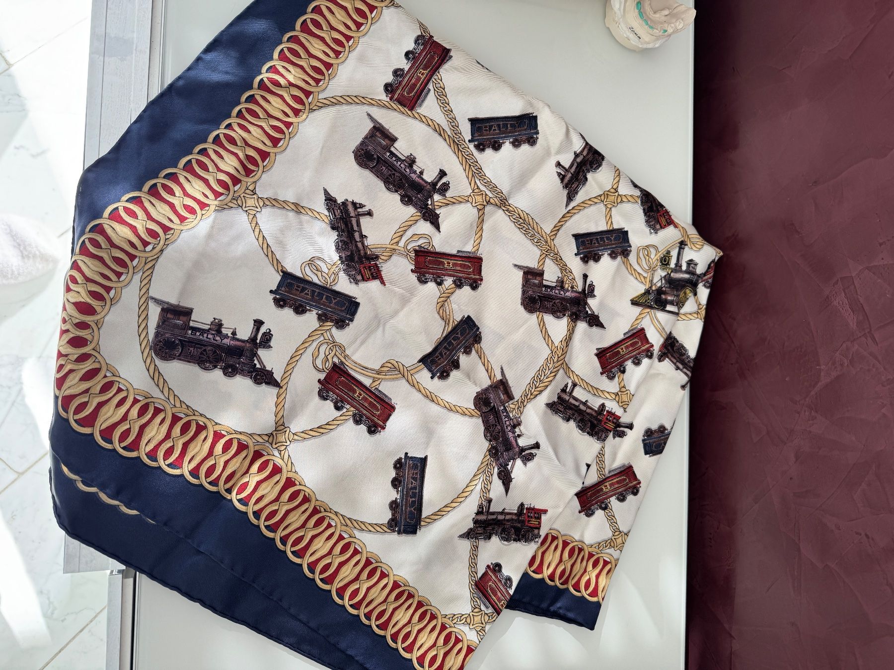 Bally Foulards, Tücher & Schals: Bally  Seidenschal mit Print weiss 100/100 – Neu und originalverpackt aus Volketswil von praxis12 1