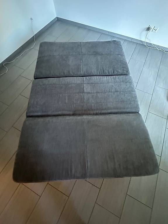 Sofas: Kleine Couch mit Schlaffunktion Hellgrau – D'occasion à Eiken par klimagott 2
