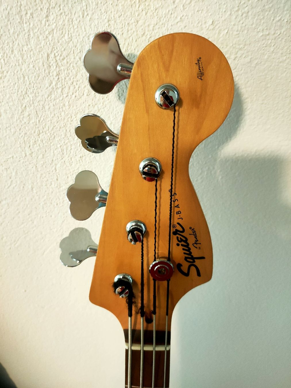 Squier Strumenti musicali: Fender Squier Jazz Bass mit Ständer & Hülle – Usato da Zürich venduto da sim_cjt7 1