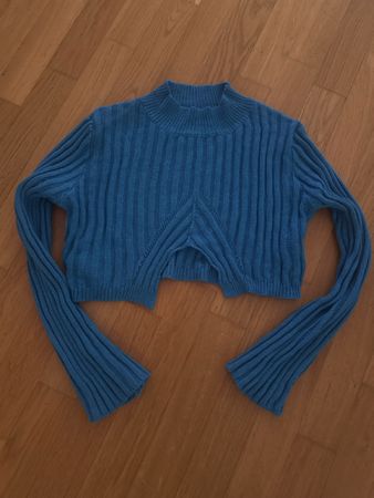 Trendiger Strickpullover in Blau mit speziellen Ärmeln!