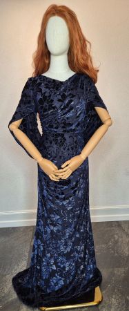 ein luxuriöses Kleid von Betsy Adam