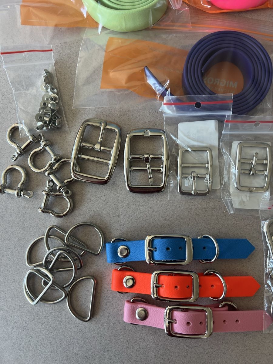 Collier et laisse: Lot de boucles et sangles pour animaux, divers. – Neuf avec emballage d'origine à Chézard-St-Martin par Chopette 1