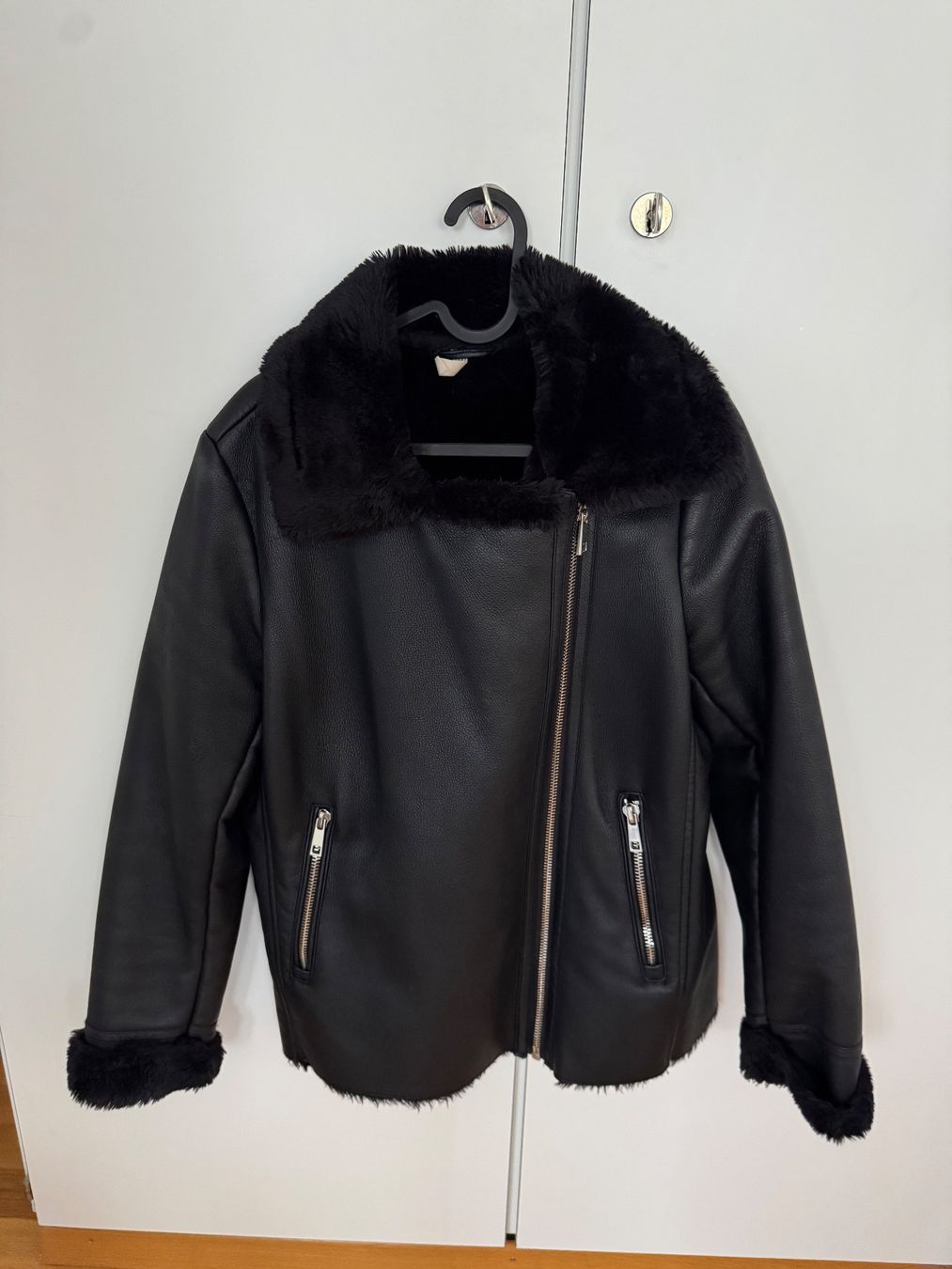 Mango Vestes: schwarze Jacke mit Kunstfell – D'occasion à Rüfenacht BE par NE_ 1