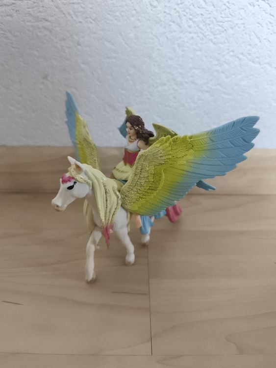  Schleich Einhorn mit Flügeln & Elfe Reiterin (Gebraucht) in Bolligen Illustration 