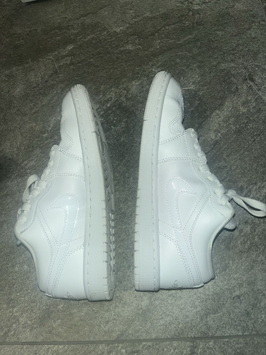 Jordan Herrenschuhe: Air Jordan 1 Low Triple White – Gebraucht aus Neftenbach von anisha_capone 2