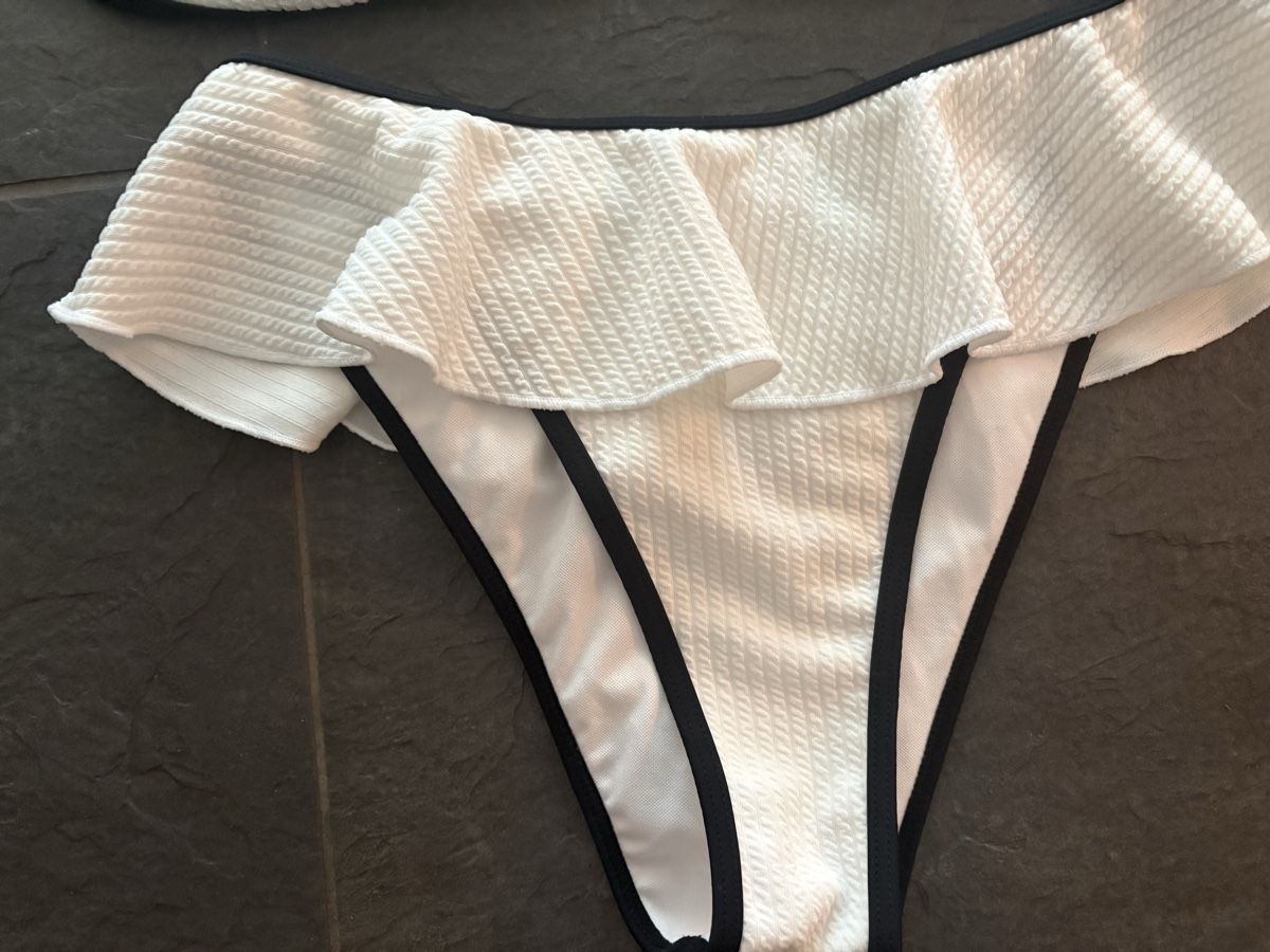 Costumi da bagno & Bikini: Weisser Bikini mit Rüschen, Grösse L - Sommerfeeling! – Nuovo (secondo la descrizione) da Zürich venduto da Anushka86 1
