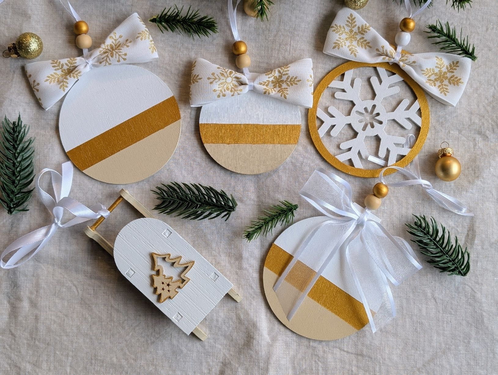 Tutte le decorazioni: Hand Painted Christmas Ornaments Set, White Gold Tree Decor – Nuovo e nell'imballaggio originale da Winterthur venduto da LaVieColor