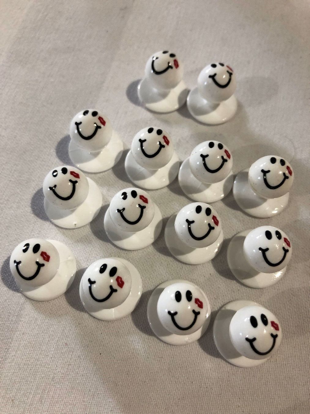 Elettrodomestici da cucina: 14er Satz Steckknöpfe Smiley mit Kuss – Nuovo e nell'imballaggio originale da Gossau SG venduto da Sombat