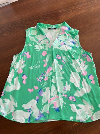Sommerliches Taifun Top, Grösse 44, Grün mit Blumenmuster