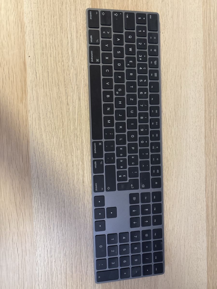Apple Claviers: Apple Magic Keyboard mit Ziffernblock, Spacegrau, neuwertig – Neuf (Voir description) à Disentis/Mustér par mca_x5p8