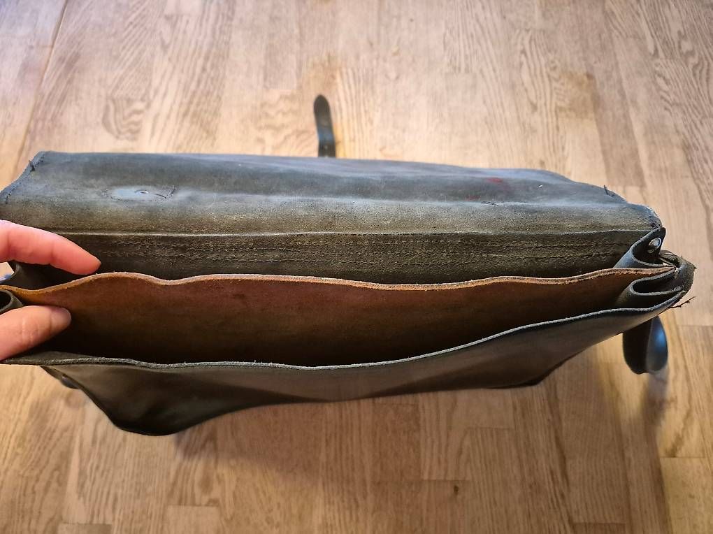 Taschen: Ledertasche, schlank, A4, schwarz, 2 Fächer, Uni – Gebraucht aus Zürich von Korallenfisch 2