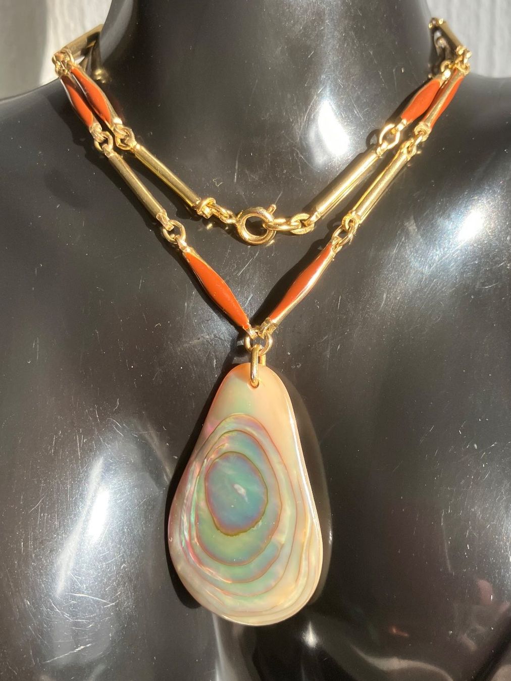 Catenine: Collier vintage avec pendentif nacre véritable, – Usato da Peseux venduto da Cresus27
