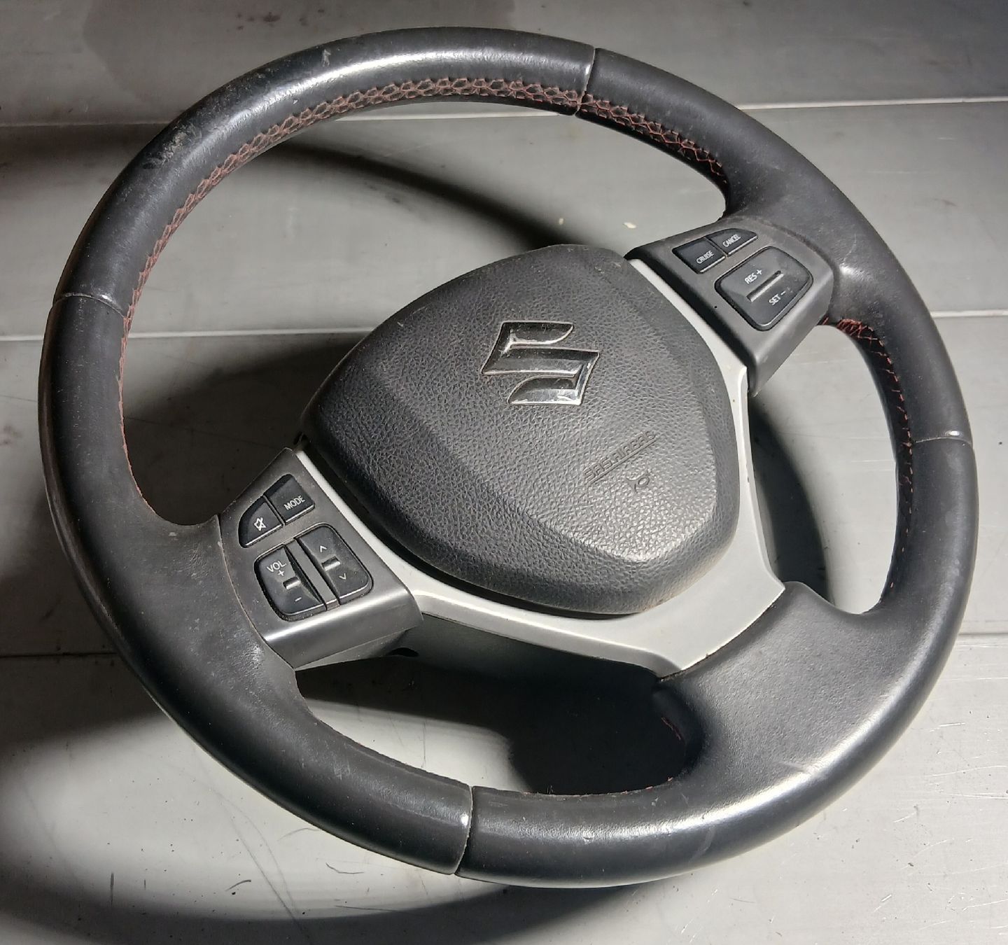 Suzuki Tutti pezzi di ricambio auto: Volant Suzuki Swift 2010-2017 – Usato da la heutte venduto da Auto-stock