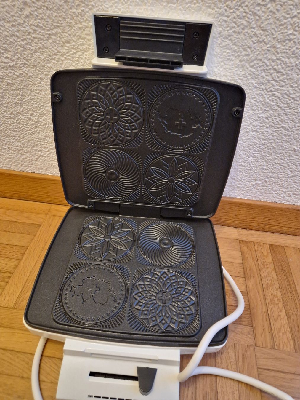 Trisa Küchengeräte: Trisa Bretzeli Maker, weiss, 1mal gebraucht – Neu (gemäss Beschreibung) aus Etzwilen von mue_mm76
