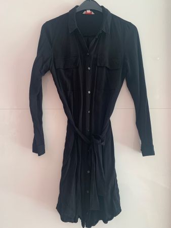 Schwarzes Hemdkleid