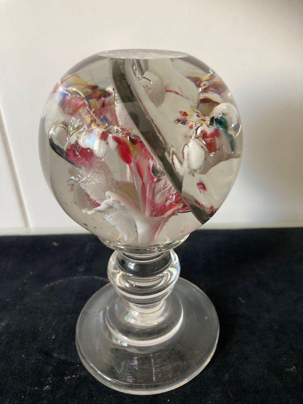 Statuette: Bunte Glaskugel auf Glassockel – Usato da Zürich venduto da Chaeffeler