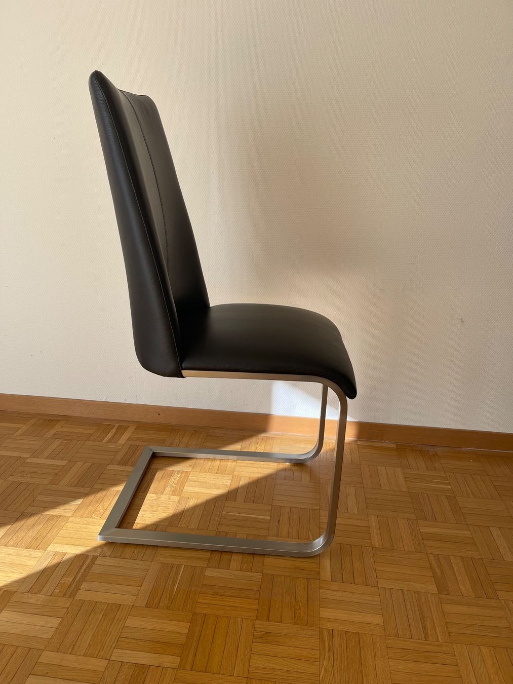 Pfister Set di tavolo e panche: Table noyer massif et chaises en cuir noir – Usato da Bogis-Bossey venduto da yob_687h 1