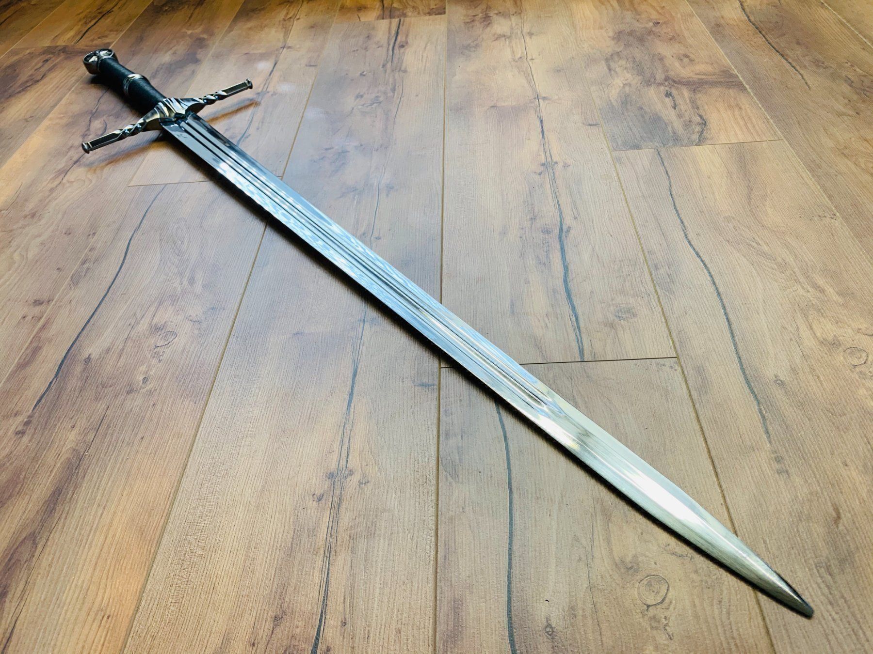 Altre raccolte & rarità: The Witcher Hunt SCHWERT Stahl 130cm – Nuovo e nell'imballaggio originale da Bergdietikon venduto da shopAgent 4