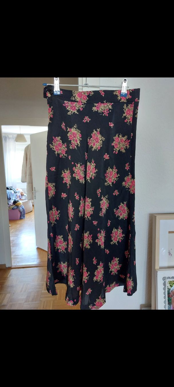 Gonne: Jupe vintage noire à fleurs  – Nuovo (secondo la descrizione) da Avully venduto da jul_n8zt 1