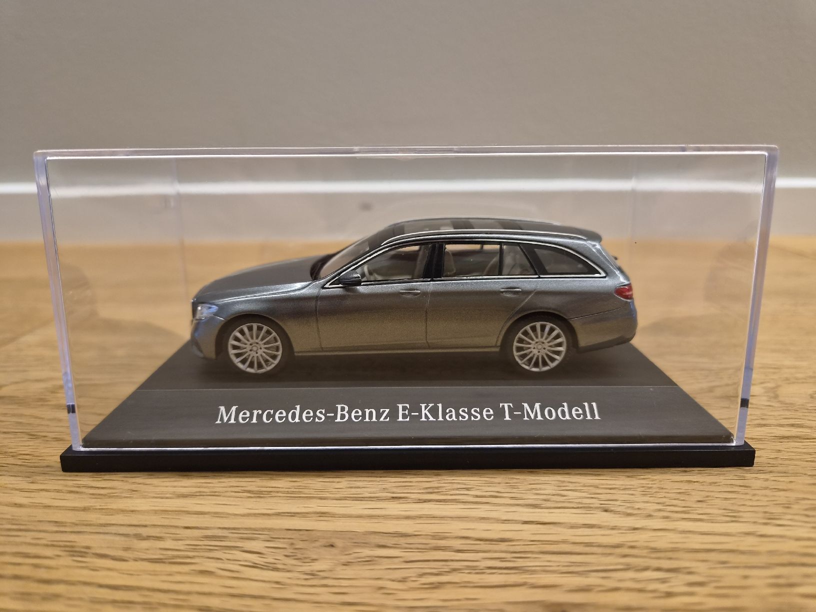 Mercedes-Benz Modellini d'auto: Mercedes-Benz E-Klasse Combi 1:43 – Nuovo (secondo la descrizione) da Wädenswil venduto da ky_109