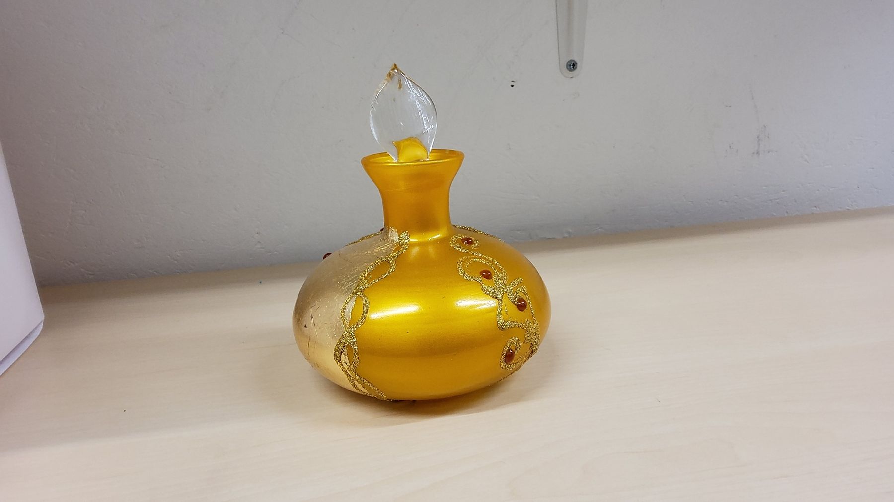 Alle Dekorationen: Goldene Duftflasche mit Blattgold verziert – Gebraucht aus Herisau von Nluanalucas