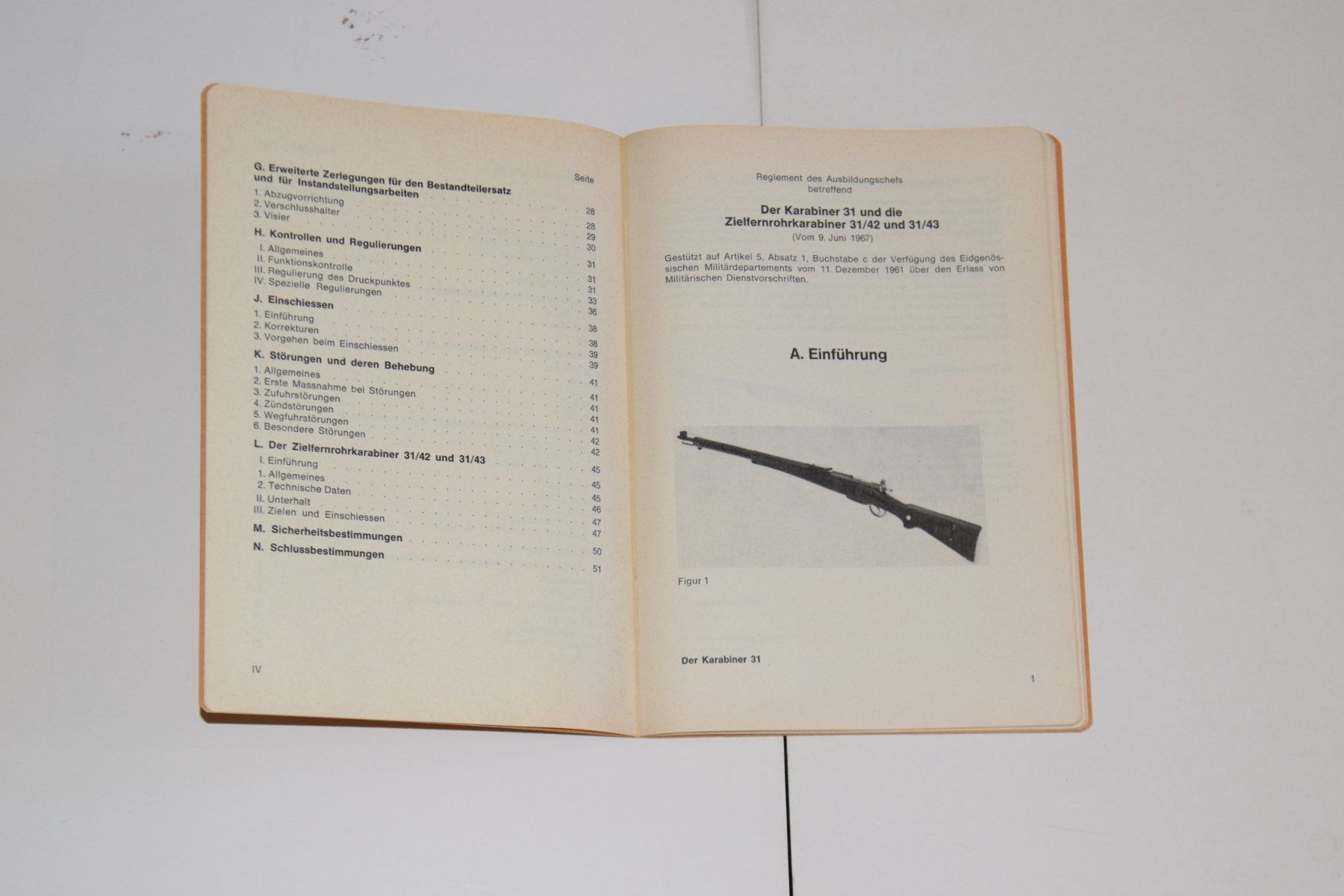 Livres: Uniformen – D'occasion à Weiningen ZH par Gubristtunnel 3