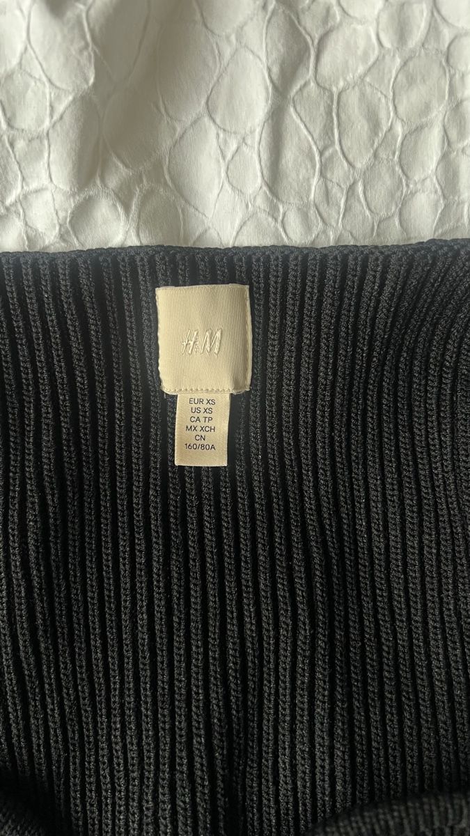 H&M Top: Schickes schwarzes Stricklangarm mit U-V Ausschnitt, – Nuovo (secondo la descrizione) da Bern venduto da noropa_12 2