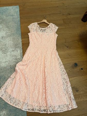 Sommerliches Spitzenkleid in Rosa, Grösse 38, neuwertig!