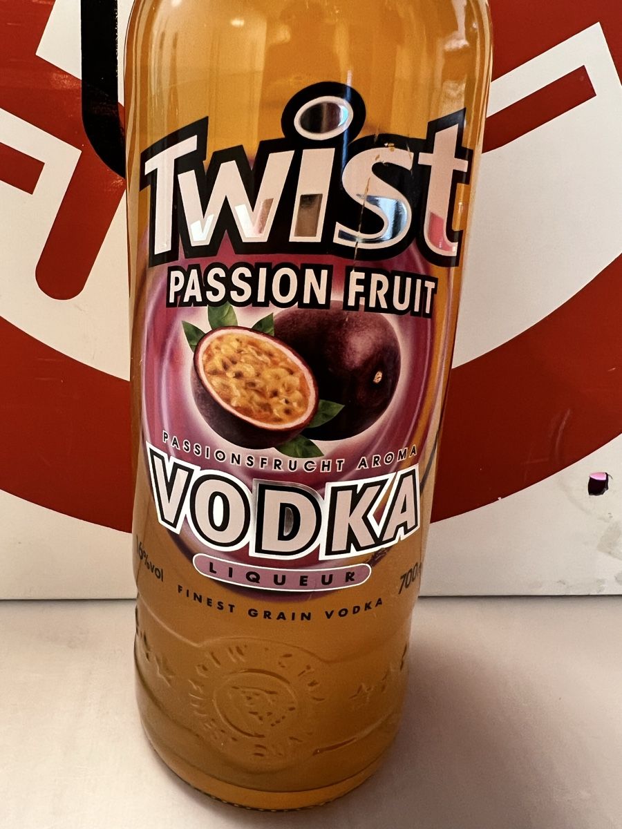 Bevande alcoliche: Twist Passion Fruit Vodka Liqueur – Nuovo (secondo la descrizione) da Sevelen venduto da Ritiplampi 2