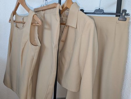 Anzug 4-teilig: Top, Rock, Hose, Blazer Gr. 34, Beige, VC