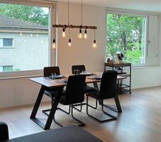 Moderner Esstisch in Eiche Natur mit schwarzem Metallgestell