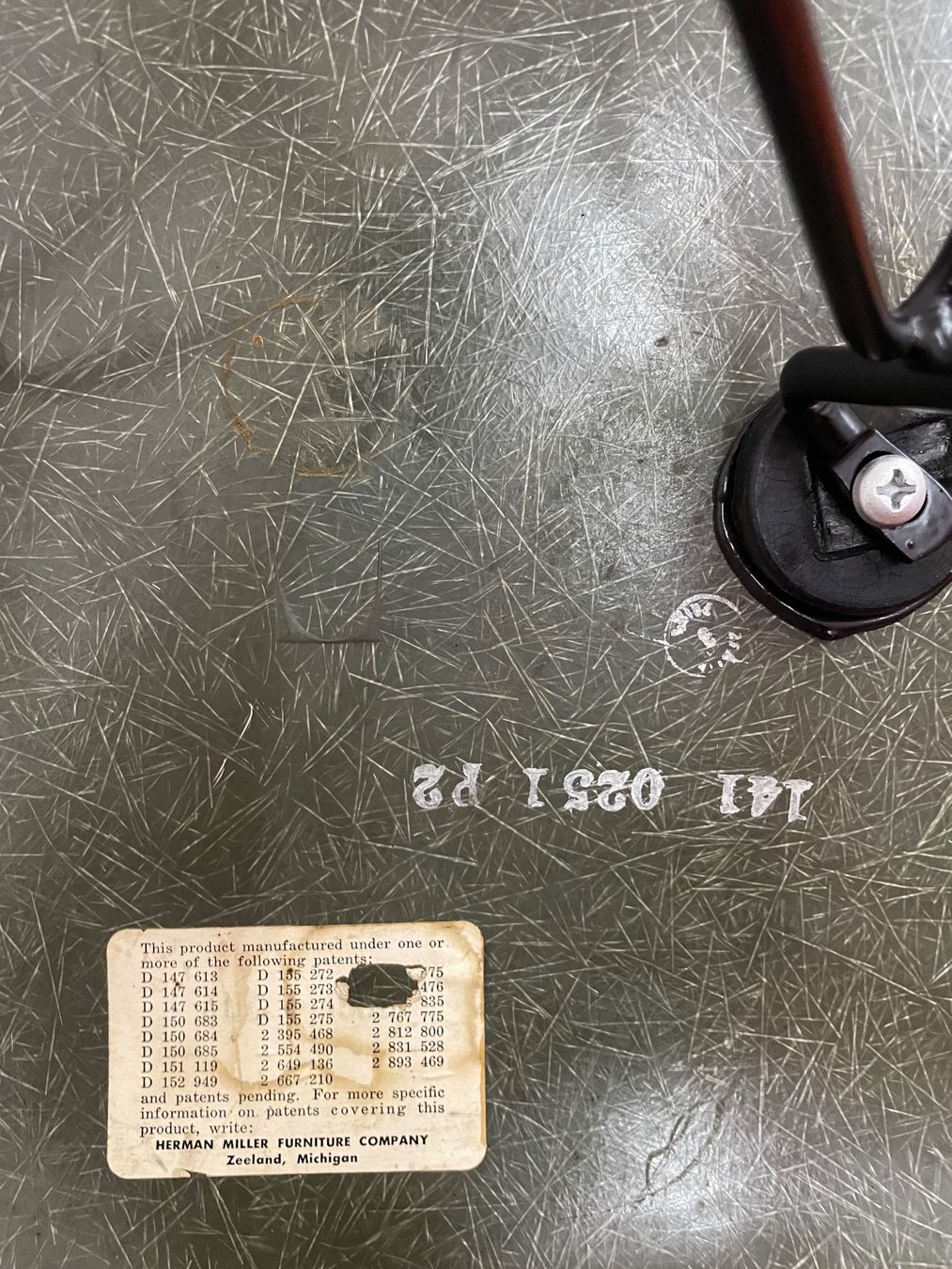 Eames Stühle: Eames Fiberglas Armchair olive green, 1959-1960 – Gebraucht aus ipsach von Latigo 3