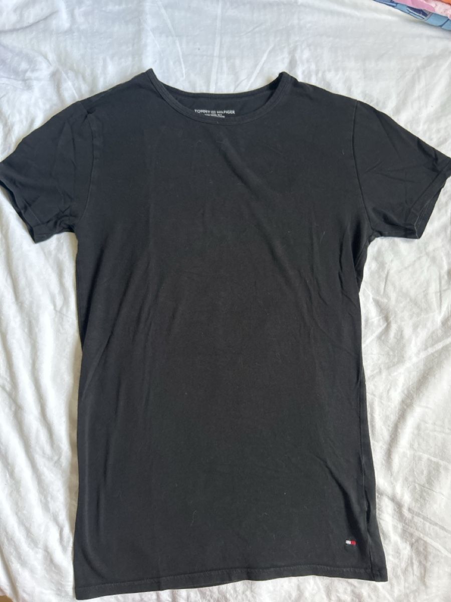 Tommy Hilfiger T-Shirts: T-shirt noir Tommy Hilfiger, taille S – Gebraucht aus Coppet von hag_y5sb