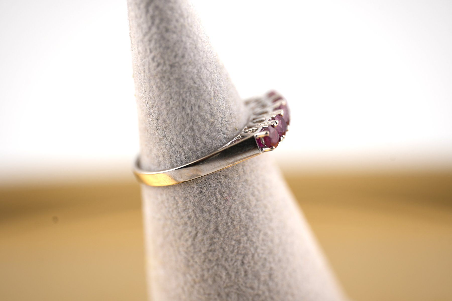Ringe: Goldring 14K Weissgold mit 5xRubin – Gebraucht aus Basel von Vip24 1