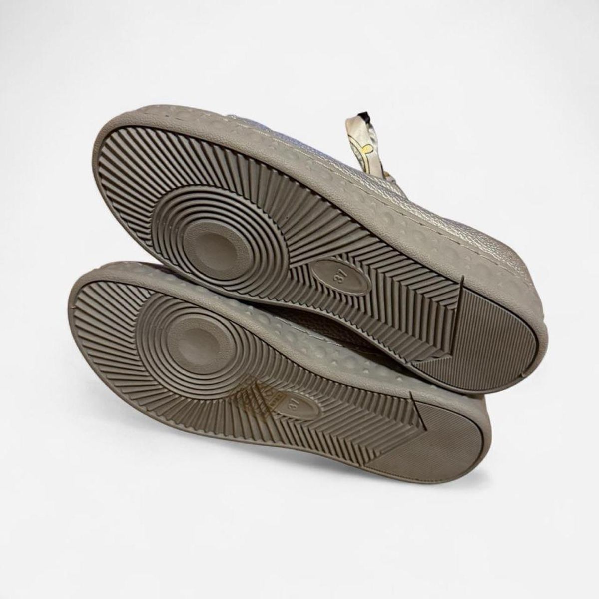 Scarpe da donna: Silver Sneakers with Scarf Laces – Nuovo e nell'imballaggio originale da Basel venduto da 1moonstar 2