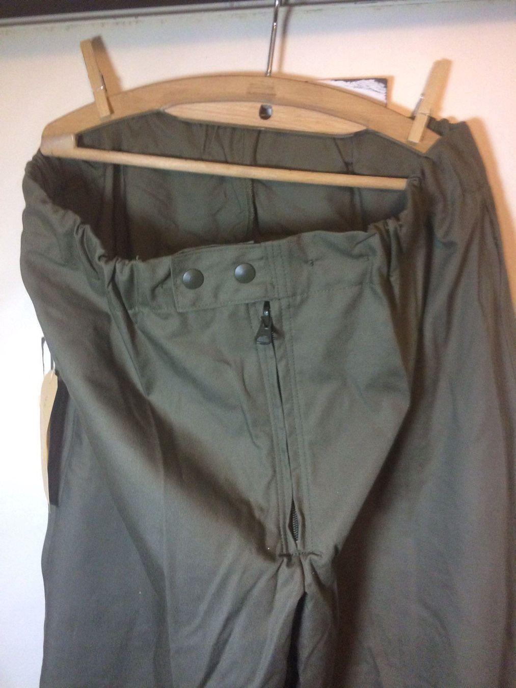 Schweizer Armee Pantaloni: Schweizer Armee Militär Uniform Windschutzhose Gr.48/76 – Usato da Madiswil venduto da TEMISO 1