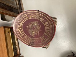 Antiker Zylinderhut mit Schachtel