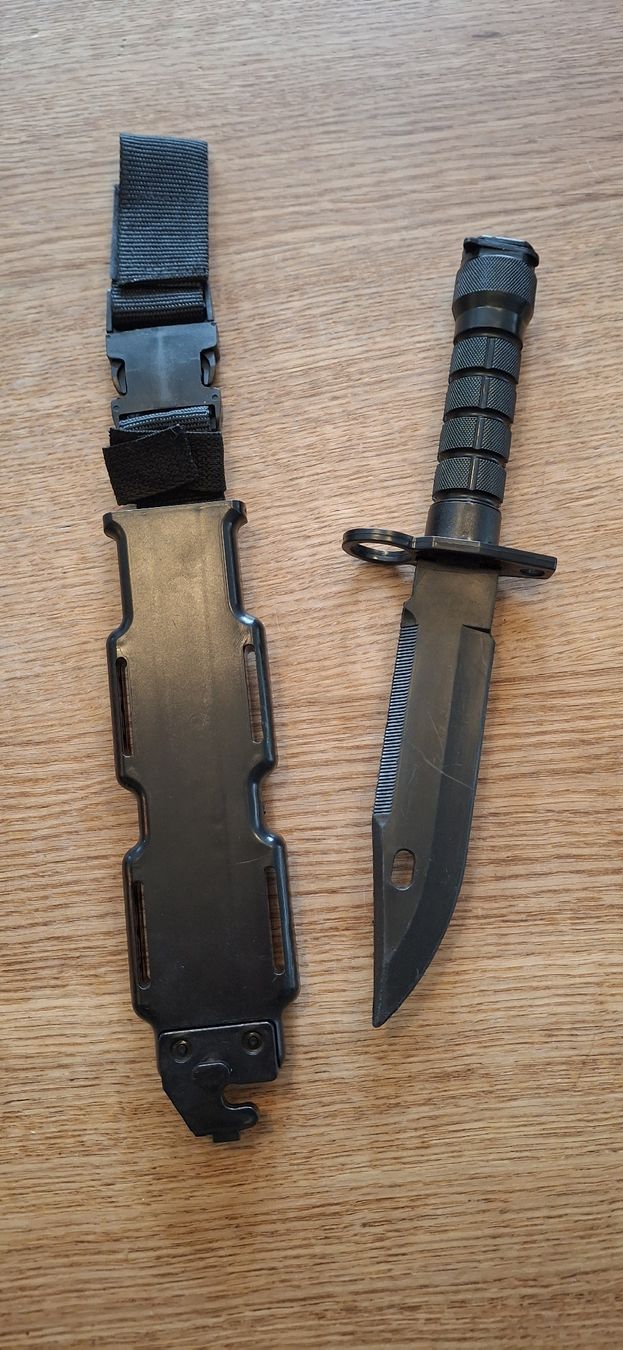 Stichwaffen: Baïonnette airsoft en plastique noire, avec étui – Gebraucht aus Magnedens von Calago