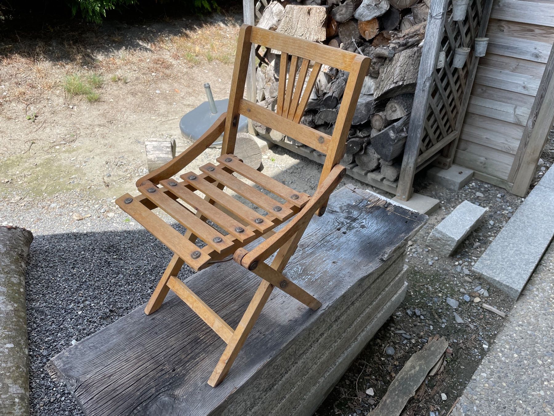 Sedie: Jolie chaise en bois. – Usato da Leytron venduto da ACLEONARD01
