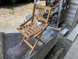 Jolie chaise en bois.