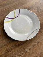 7 Teller mit Linienmuster, ca. 27 cm