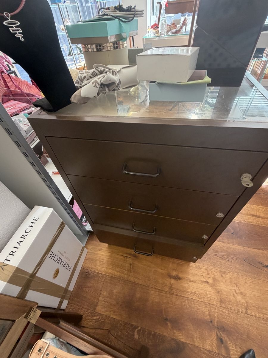 Vetrine: Schmuckvitrine abschliessbar mit Schlüssel – Usato da Andermatt venduto da Diadiusdiana 2